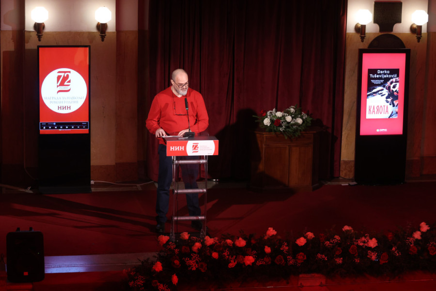 Darku Tuševljakoviću uručena NIN-ova nagrada: Ložimo se jer bez toga knjige su kutije pune reči (FOTO)