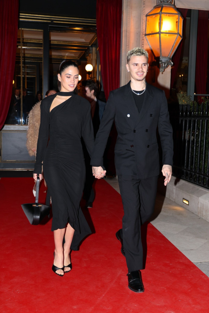 Moćno pojavljivanje posle skandala sa sinom: Bekamovi u crnom i u punom sastavu na Nedelji mode u Parizu kao podrška Viktoriji (FOTO)