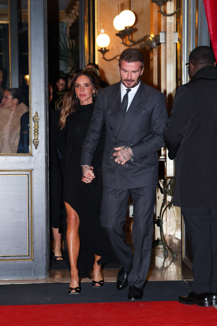 Moćno pojavljivanje posle skandala sa sinom: Bekamovi u crnom i u punom sastavu na Nedelji mode u Parizu kao podrška Viktoriji (FOTO)