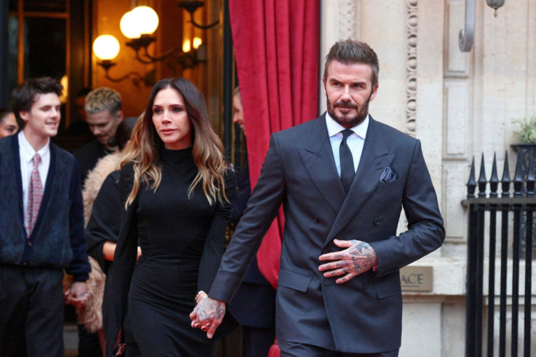 Moćno pojavljivanje posle skandala sa sinom: Bekamovi u crnom i u punom sastavu na Nedelji mode u Parizu kao podrška Viktoriji (FOTO)