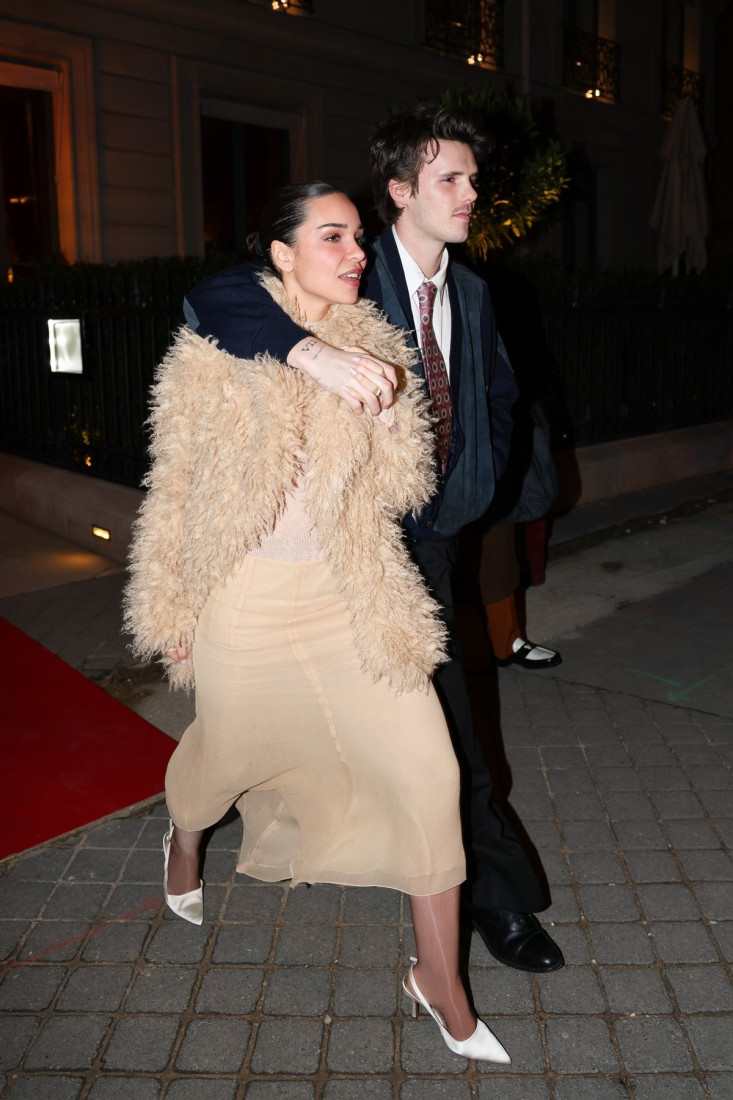 Moćno pojavljivanje posle skandala sa sinom: Bekamovi u crnom i u punom sastavu na Nedelji mode u Parizu kao podrška Viktoriji (FOTO)