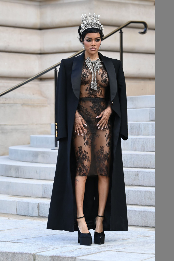 Kraljica je stigla! Kada se pojavila Tejana u čipkanoj haljini koja sve otkriva i sa krunom na glavi, svi su se odmah poklonili (FOTO)