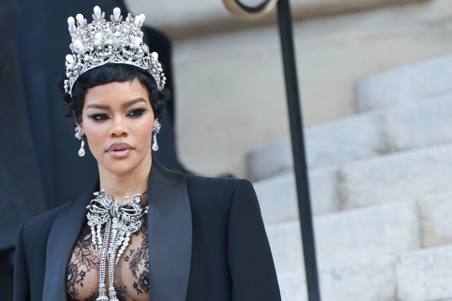 Kraljica je stigla! Kada se pojavila Tejana u čipkanoj haljini koja sve otkriva i sa krunom na glavi, svi su se odmah poklonili (FOTO)