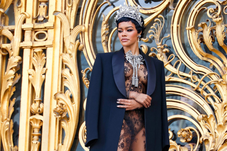 O njima bruji Pariz: Tri zvezde ukrale šou na Nedelji mode, jedna se podmladila 10 godina, a ništa ne može da prođe bez prve dame (FOTO)