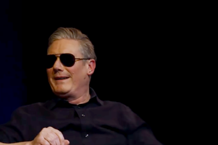 Britanski premijer sa pilotskim naočarima: Šala na račun Makrona obišla mreže (VIDEO)