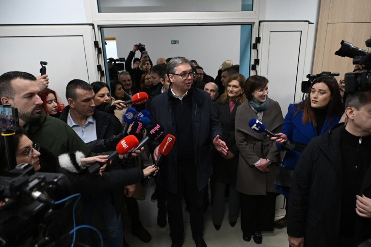 Vučić u rekonstruisanoj školi u Velikoj Drenovi: "Vaše najveće bogatstvo uvek u životu biće vaše znanje"
