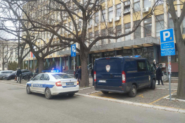 Pretnja bombom u Novom Sadu! Hitno evakuisani svi iz zgrade suda