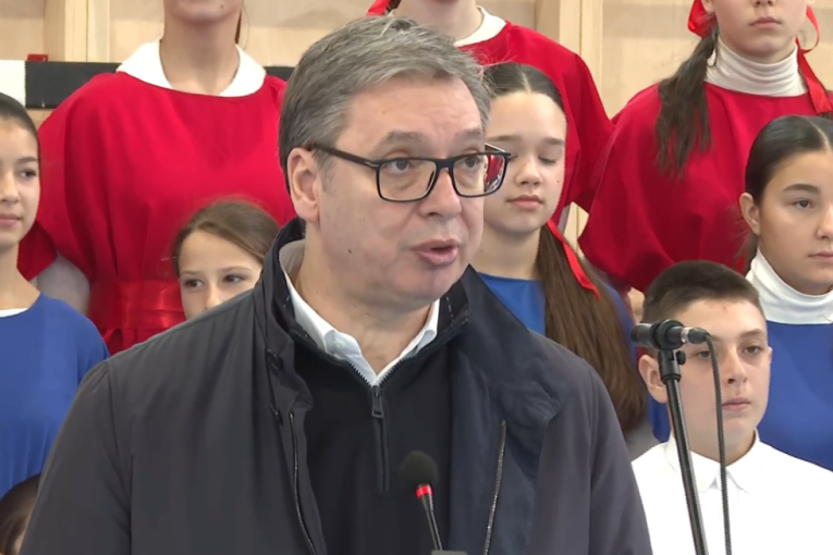 Vučić u rekonstruisanoj školi u Velikoj Drenovi: "Vaše najveće bogatstvo uvek u životu biće vaše znanje"