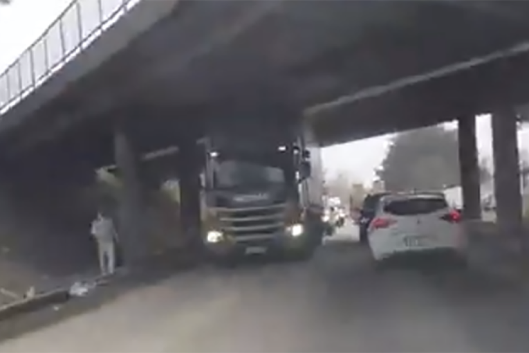 Haos kod aerodroma "Nikola Tesla"! Kamion se zaglavio ispod nadvožnjaka, prečica zakrčena! (VIDEO)