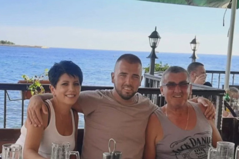 Ovo su roditelji prijatelja Čede Jovanovića: Aca zagrljen sa mamom i tatom (FOTO)