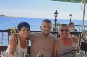 Ovo su roditelji prijatelja Čede Jovanovića: Aca zagrljen sa mamom i tatom (FOTO)