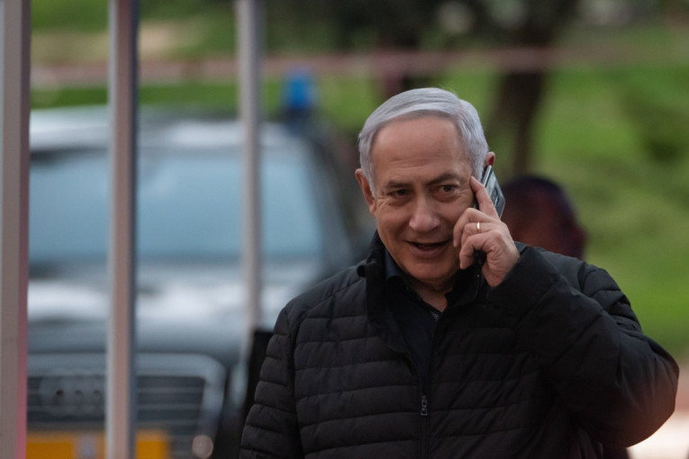 Društvene mreže se usijale zbog detalja na Netanjahuovom telefonu: Ovako se štiti od špijuna (FOTO)