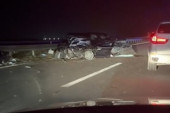 Snimak stravične nesreće kod Bačke Topole: Vozač ušao u suprotan smer, automobili smrskani do neprepoznatljivosti (VIDEO)