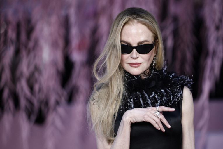 O njima bruji Pariz: Tri zvezde ukrale šou na Nedelji mode, jedna se podmladila 10 godina, a ništa ne može da prođe bez prve dame (FOTO)