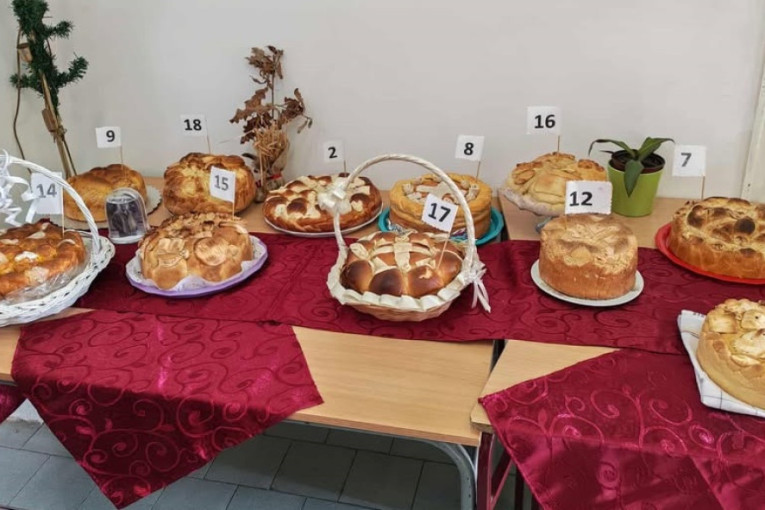 Ovo ima samo u Srbiji, bravo za ideju: Nesvakidašnje takmičnje u pravljenju slavskog kolača održano u selu kod Topole (FOTO)