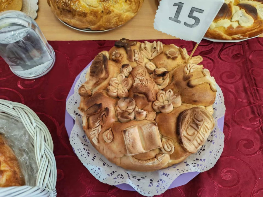 Ovo ima samo u Srbiji, bravo za ideju: Nesvakidašnje takmičnje u pravljenju slavskog kolača održano u selu kod Topole (FOTO)