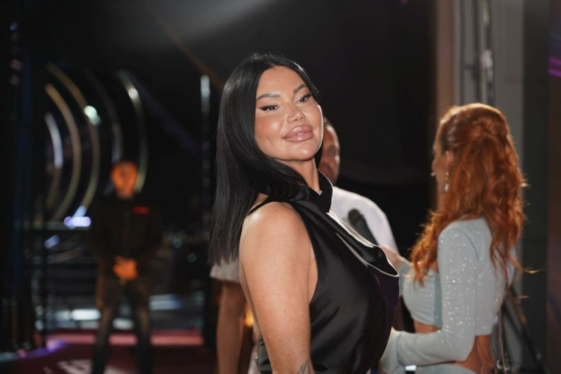 Rijaliti učesnici ponovo krenuo da ispada silikon iz zadnjice! "Dobiće sepsu i izgubiće glavu!" (VIDEO)