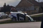 Drama kod Čente: Policijski automobil izleteo s puta posle sudara (FOTO)