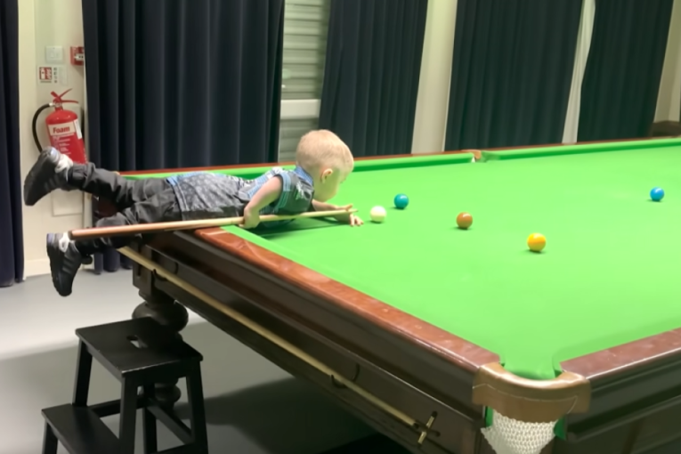 Dvogodišnjak  iz Mančestera šokirao svet: Oborio dva Ginisova rekorda (VIDEO)