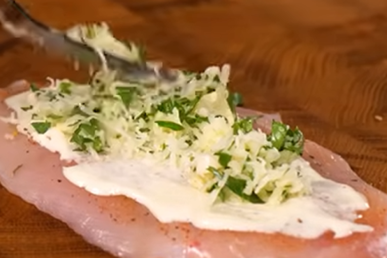 Recept dana: Zapečene pileće rolnice sa sirom i bogatim nadevom izgledaju kao jelo iz luksuznog restorana