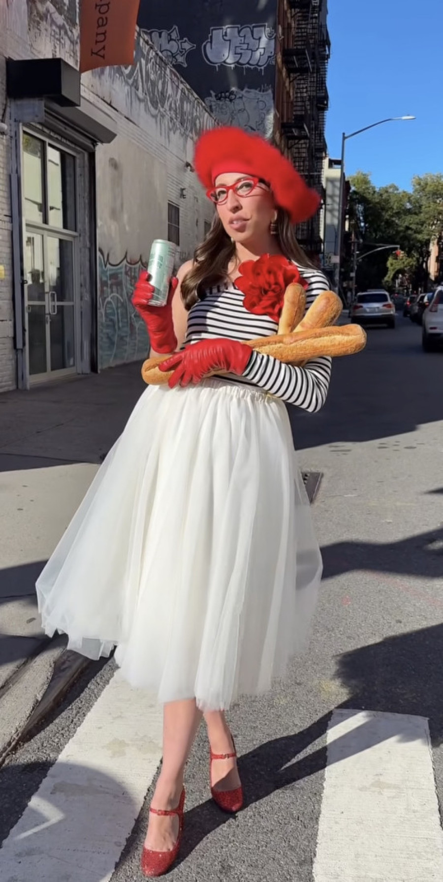 Influenserka šokirala Njujork: Kockaste farmerice niko nije očekivao, a reakcije prolaznika na ulici su bile neprocenjive (VIDEO)