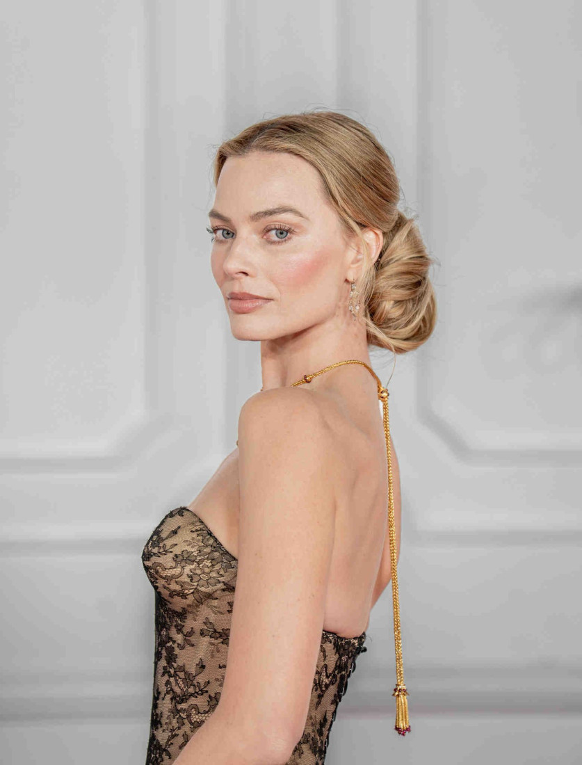 Margo Robi se pojavila u bajkovitoj haljini, a na vratu je nosila istorijski dijamant Elizabet Tejlor (FOTO+VIDEO)