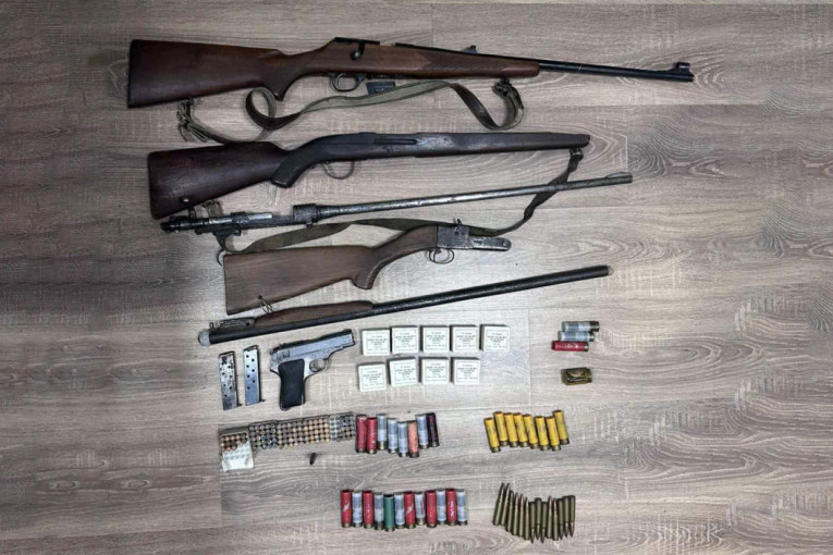 Deda iz Bačke Palanke u kući držao arsenal oružja: Evo šta je policija pronašla u njegovom domu!
