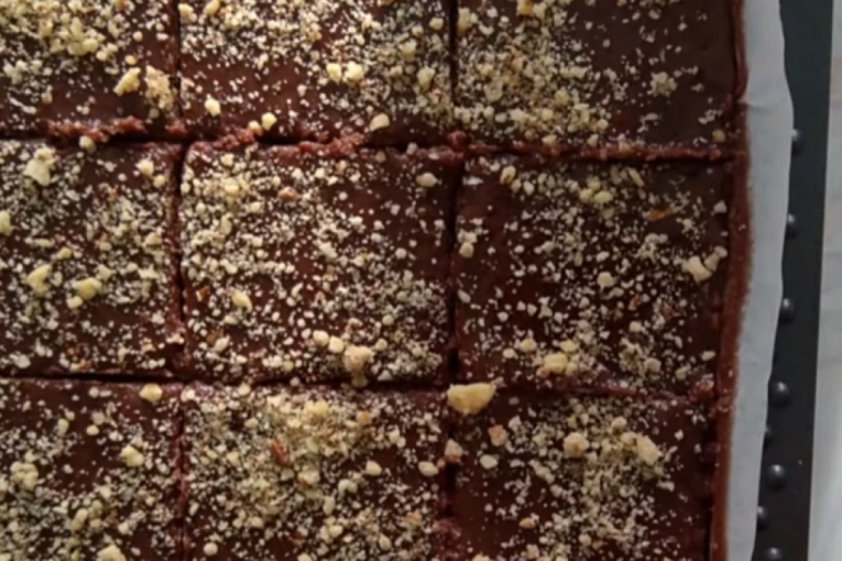 Recept dana: Starinski kolač sa orasima i šerbetom koji odlično ide uz kafu