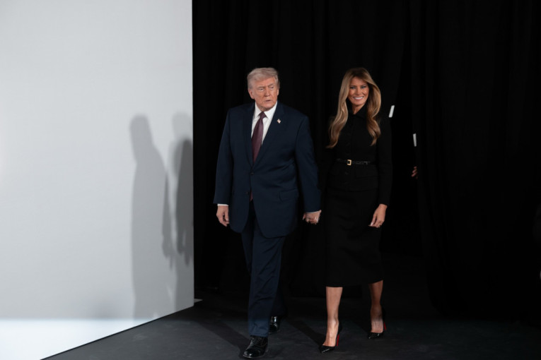 Ovako izgleda čista elegancija: Melanija Tramp se pojavila na premijeri svog dokumentarca  u luksuznom crnom kompletu (FOTO)