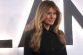Ovako izgleda čista elegancija: Melanija Tramp se pojavila na premijeri svog dokumentarca  u luksuznom crnom kompletu (FOTO)