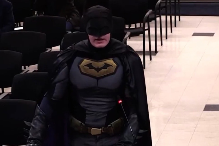 Muškarac se pojavio u kostimu Betmena na sednici gradskog veća: Zvaničnike nazvao kukavicama (VIDEO)