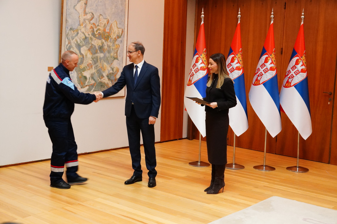 Hvala vam! Macut i Mesarović sa radnicima EDS i "Srbijašuma" koji su radili tokom padavina (FOTO)