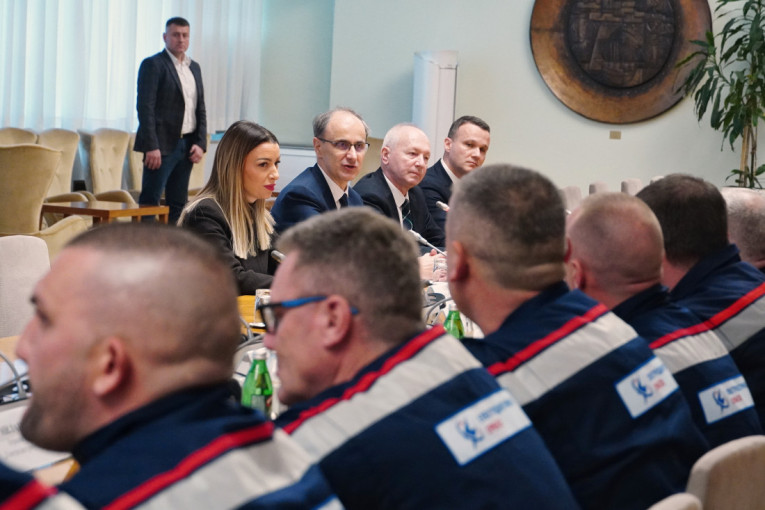 Hvala vam! Macut i Mesarović sa radnicima EDS i "Srbijašuma" koji su radili tokom padavina (FOTO)