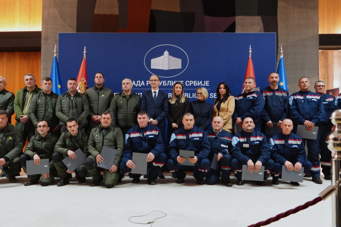 Hvala vam! Macut i Mesarović sa radnicima EDS i "Srbijašuma" koji su radili tokom padavina (FOTO)