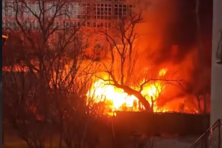 Gori kamp u Grockoj! Evakuisane barake, veliki broj vatrogasaca na mestu požara