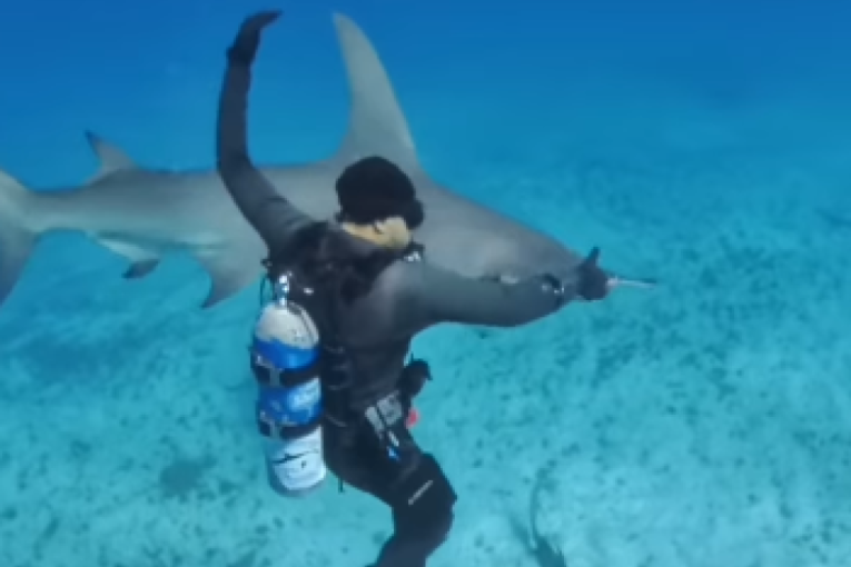 Ludost ili hrabrost? Poljak se popeo na vrh zaleđene planine na -35 stepeni, i to samo u šortsu (VIDEO)