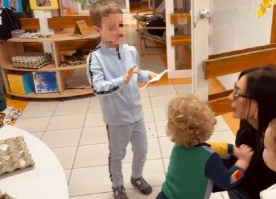 Ceca iznenadila unuke u vrtiću u Titelu: Mališani joj odmah pritrčali u zagrljaj (FOTO)