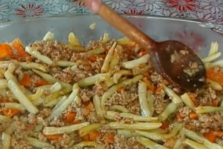Recept dana: Zapečena boranija sa mlevenim mesom je odličan izbor za zdrav i hranljiv ručak