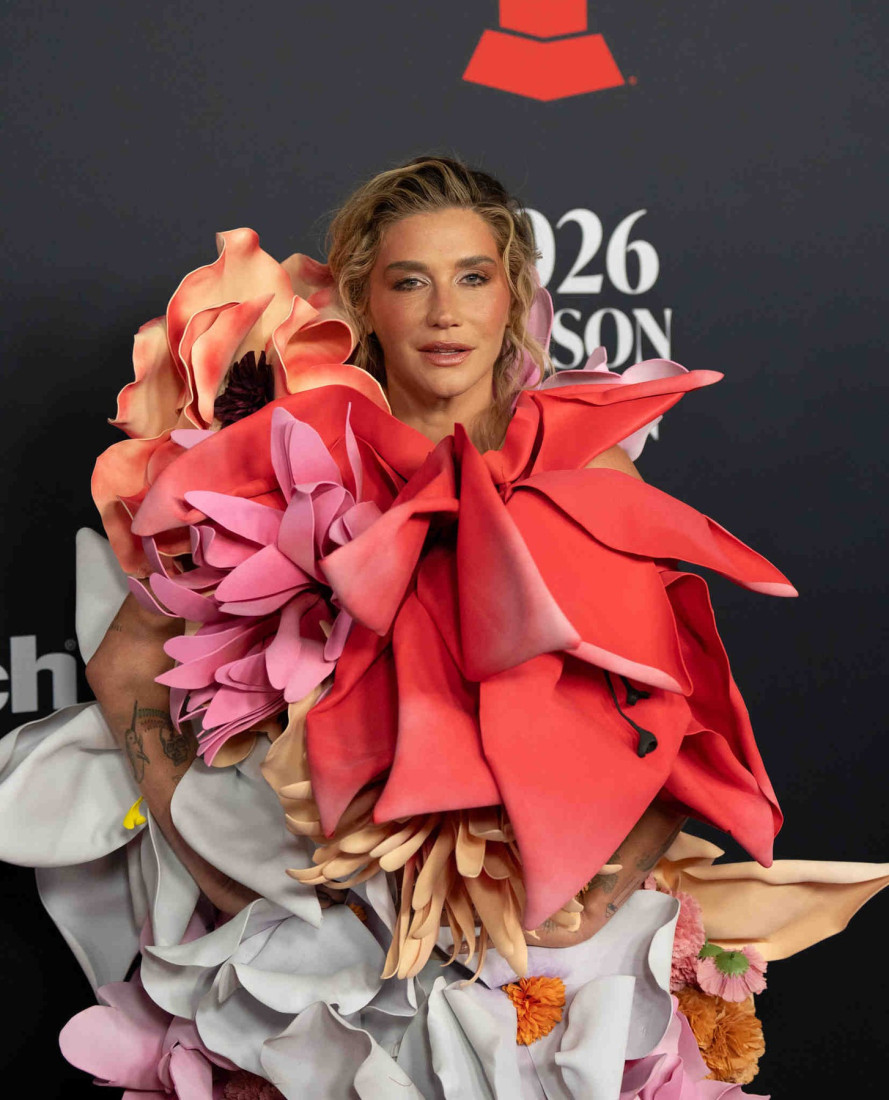 Potpuni promašaj ili visoka moda? Keša se pojavila na crvenom tepihu u ekscentričnoj cvetnoj kreaciji (FOTO)