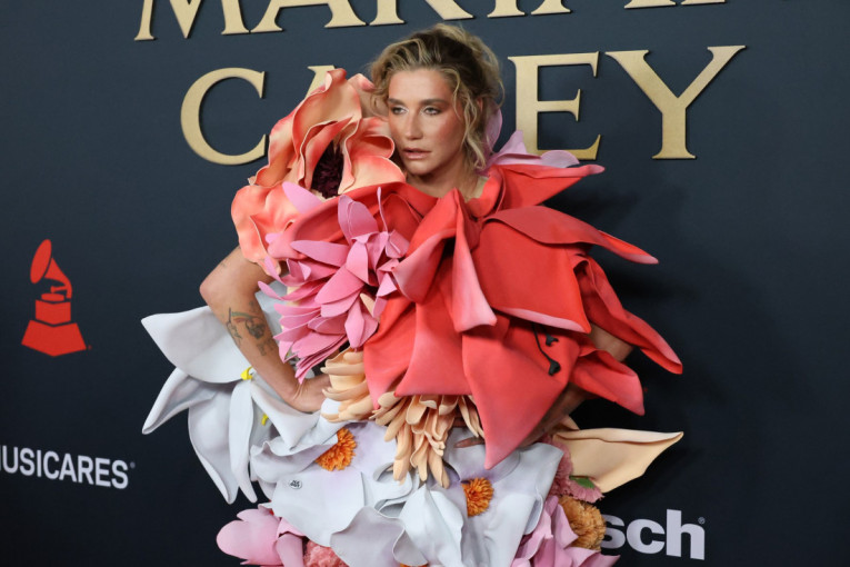 Od elegancije do modnog šoka na dodeli Gremija: Gola haljina Hajdi Klum, Čapel Roan pokazala bradavice, a Lejdi Gaga kao crni labud (FOTO)