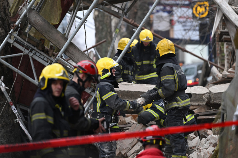 Posle urušavanja haos ne prestaje: Bager čisti ruševine u Džordža Vašingtona