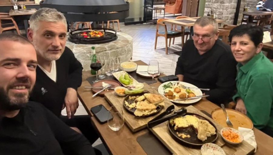 "Sve što vredi su oni!" Čeda i Aca Kos na večeri sa njegovim roditeljima, ne skidaju osmeh sa lica (FOTO)
