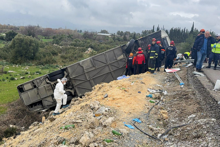 Dve nesreće u danu odnele najmanje 16 života: Turska zavijena u crno