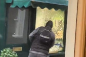 Lopov krade, radnik ga udara: Snimak krađe u zlatari postao hit na društvenim mrežama (VIDEO)