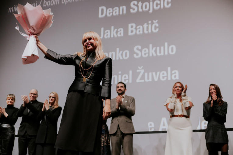 Ovacije za Anicu Dobru: Održana beogradska premijera filma "Belo se pere na devedeset" (FOTO/VIDEO)