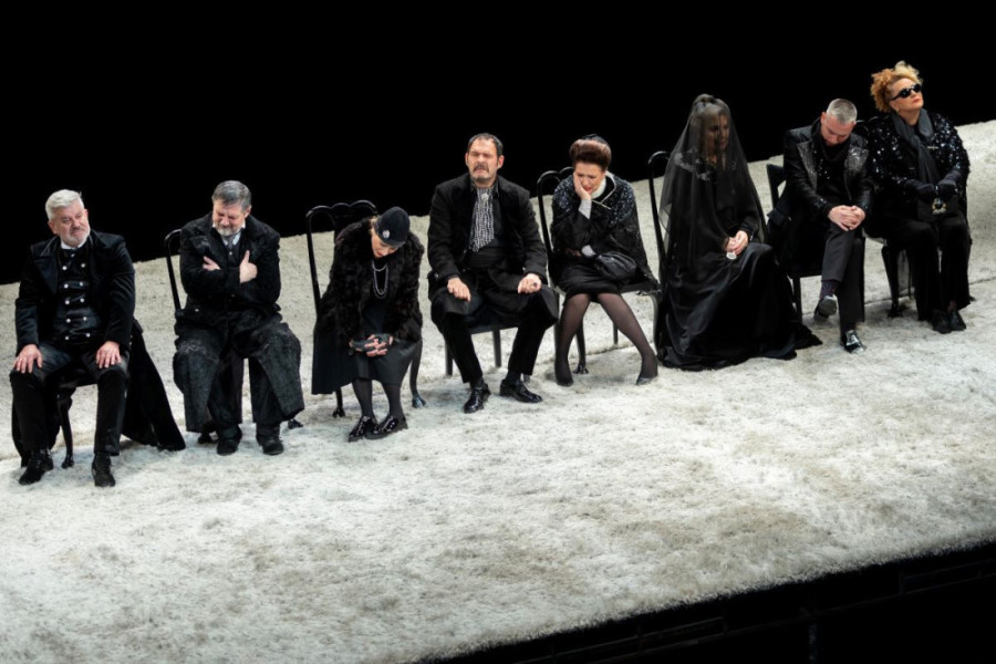 "Ožalošćena porodica" jubilarni 50. put na sceni Narodnog pozorišta: Još jedno čudo Jagoša Markovića (FOTO)