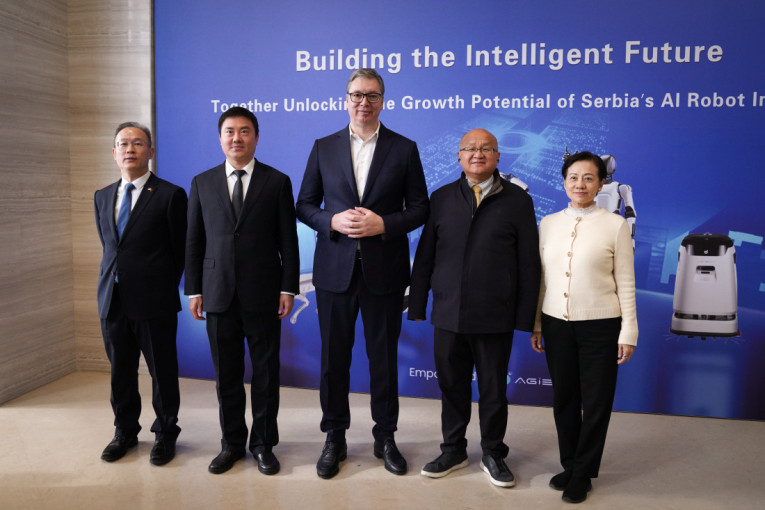 Predsednik Vučić prisustvovao prezentaciji robota kompanije AGIBOT Innovation: Dobar je! (VIDEO)