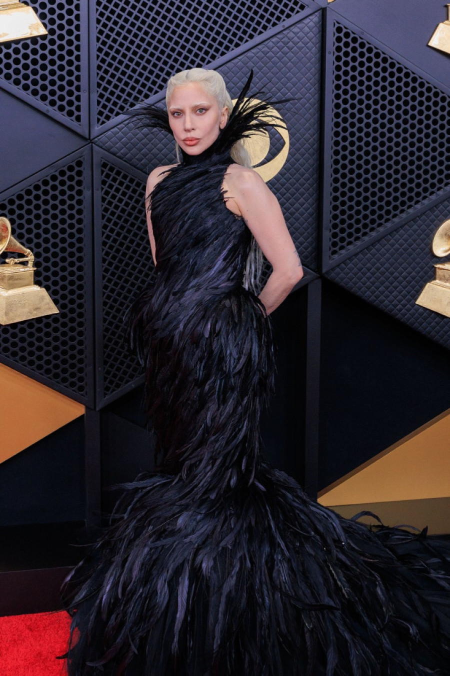 Od elegancije do modnog šoka na dodeli Gremija: Gola haljina Hajdi Klum, Čapel Roan pokazala bradavice, a Lejdi Gaga kao crni labud (FOTO)