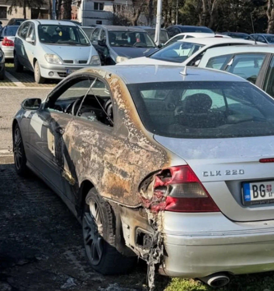 Serija detonacija probudila Zemun: Požar progutao automobile!
