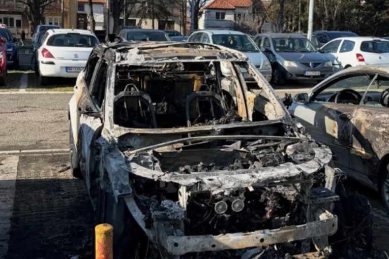 Serija detonacija probudila Zemun: Požar progutao automobile!